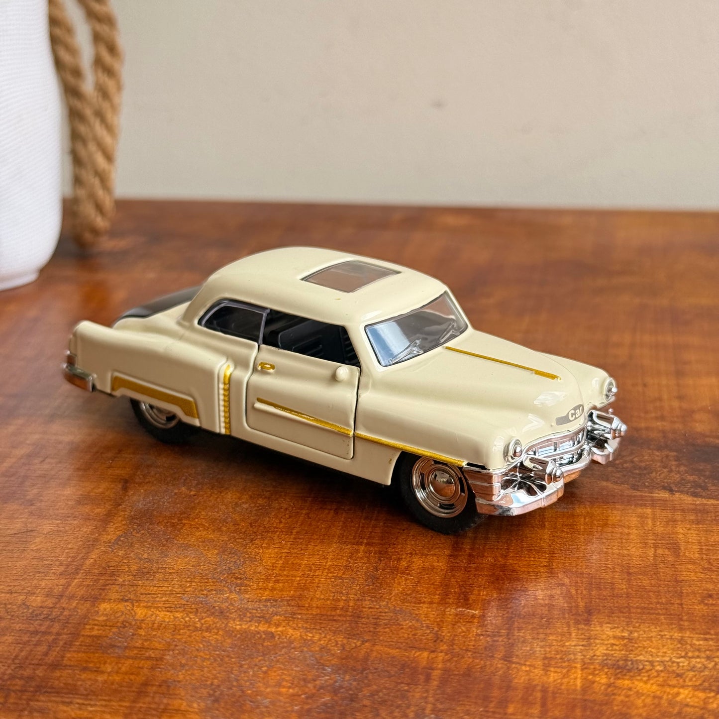 General motors 1953 Cadillac Series 62 Coupe Classic Die-Cast Toy Car