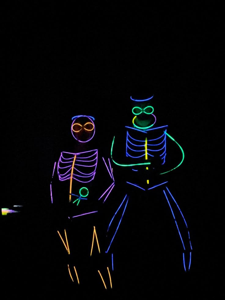 100pcs Glow Sticks in Mixed Colours -Glow in The Dark Neon Glowing Sticks